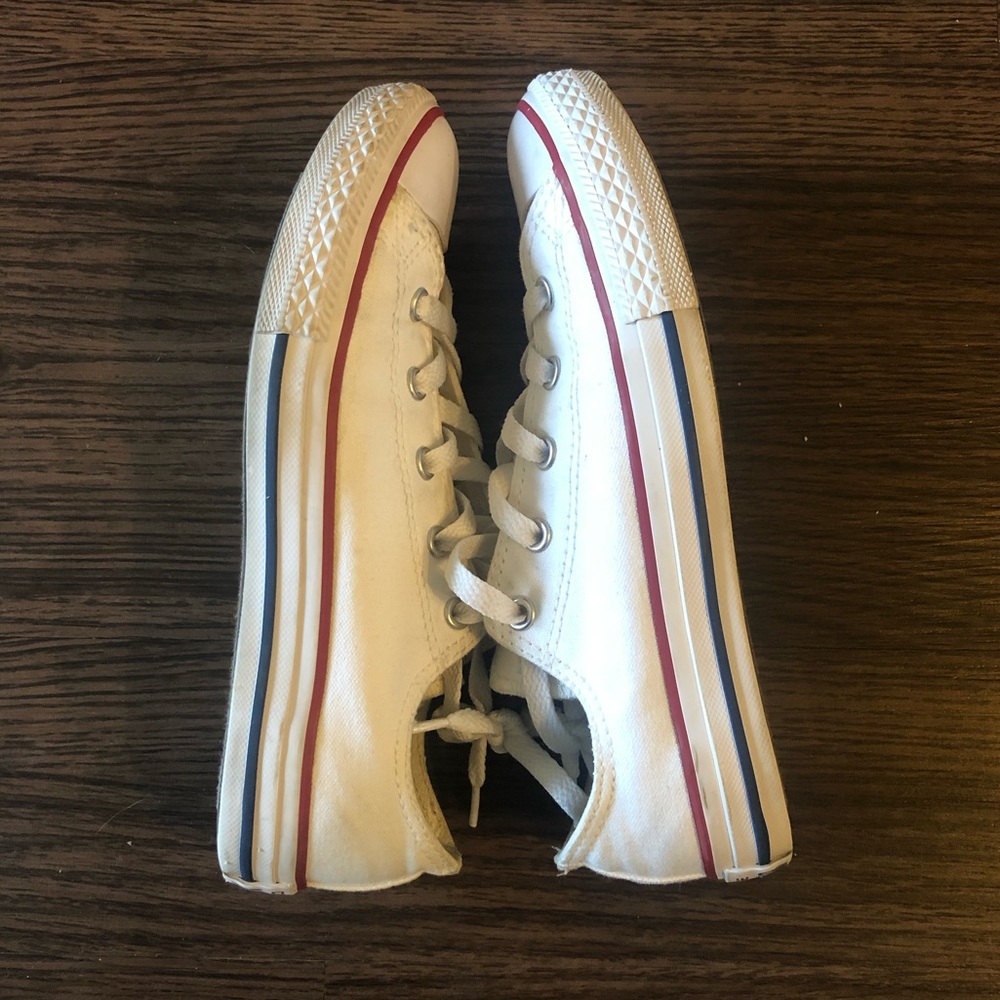 White converse low top chucks